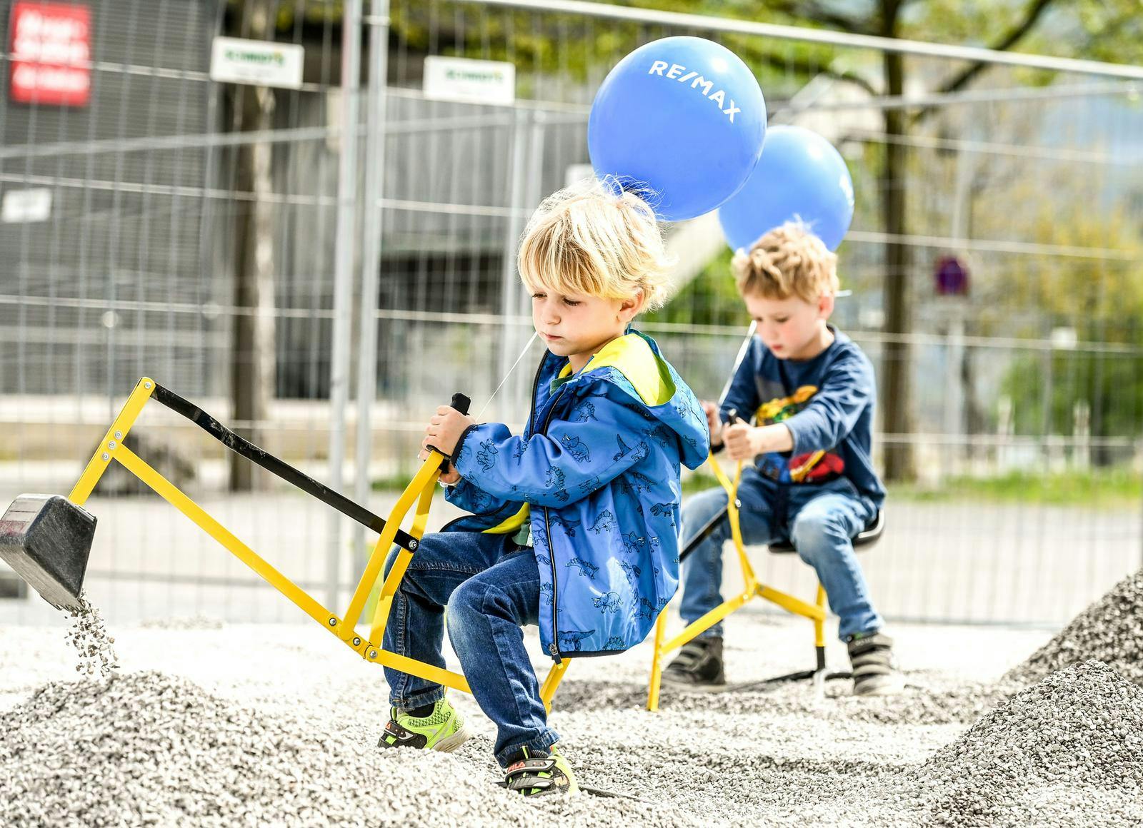 Kinder am Baggern im Freigelände der com:bau im Messequartier Dornbirn. © Udo Mittelberger